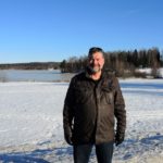 Mies seisoo pellolla keväthangessa